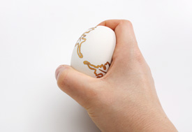Cloche mit Goldzier | Handschmeichler in Hand - Porzellan | © Mira Möbius - Porzellan und Produktdesign