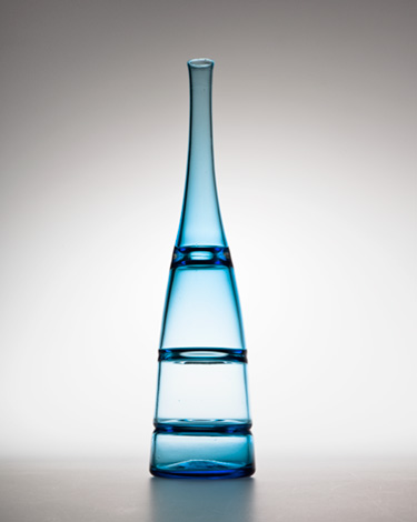 Flasche - blaues Glas | © Mira Möbius - Porzellan und Produktdesign | Foto: © Matthias Ritzmann