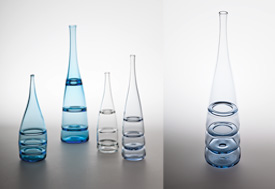 Flaschen - blaues Glas | © Mira Möbius - Porzellan und Produktdesign | Foto: © Matthias Ritzmann