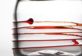 Detail - Glasgefäss / rote Rundzier - Glas | © Mira Möbius - Porzellan und Produktdesign | Foto: © Matthias Ritzmann