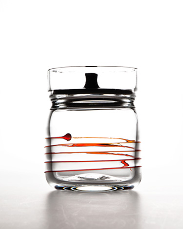 Glassgefaess mit Rotglassverzierung | © Mira Möbius - Porzellan und Produktdesign