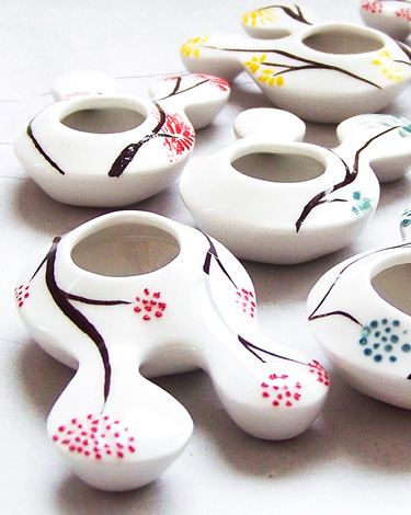 Porzellanform - flach, runde, mit Öffnung / Ohren- und Musterdekor - Porzellan | © Mira Möbius - Porzellan und Produktdesign