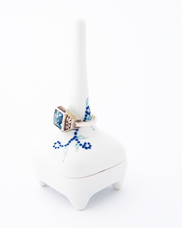 Schatzkistchen als Ringhalter | © Mira Möbius - Porzellan und Produktdesign